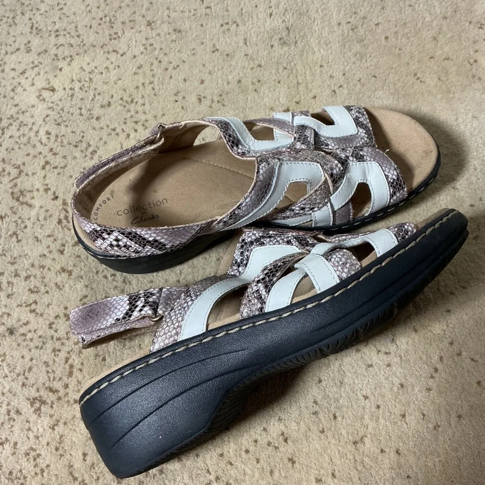 Clarks Snakeskin Wedge Sandals Womens 7 White Mauve Arla Glison Comfort Strappy